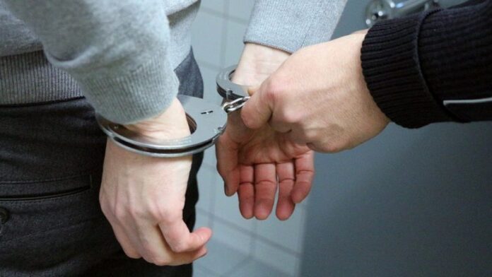 Policia e Kosovës arreston të dyshuarin për ’keqpërdorim të fëmijëve në pornografi’, prokuroria e liron