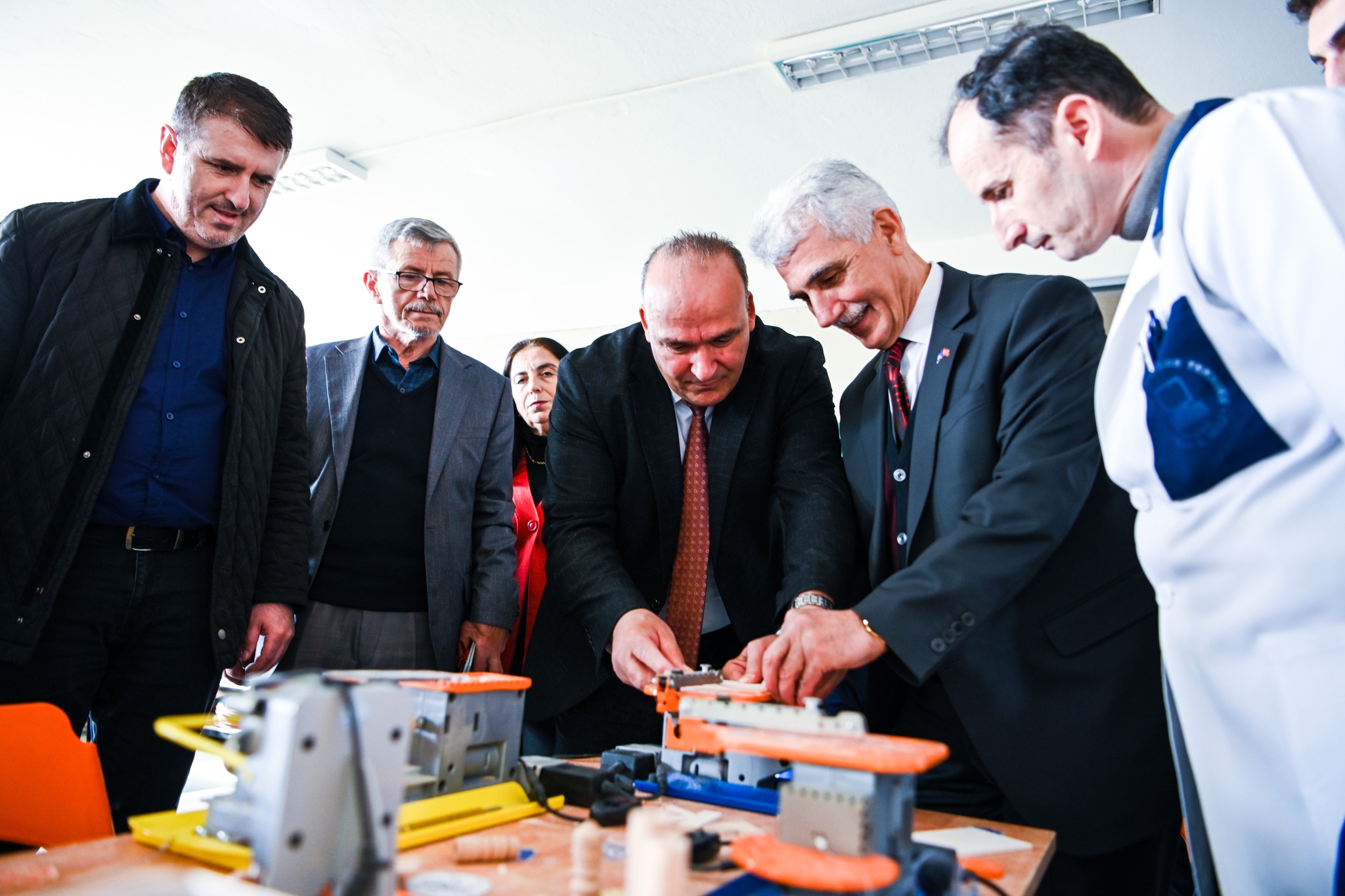 Bulliqi mirëpret donacionet nga një organizatë turke për nxënësit e shkollës teknike në Podujevë