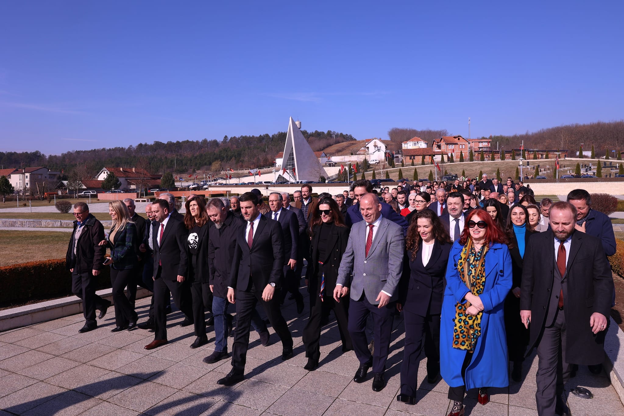 Memli Krasniqi bën homazhe në Prekaz: Heroizmi i familjes Jashari, themel i shtetit tonë të lirë e të pavarur