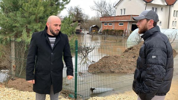 Hasani viziton disa nga familjet e prekuara nga vërshimet ne Podujevë