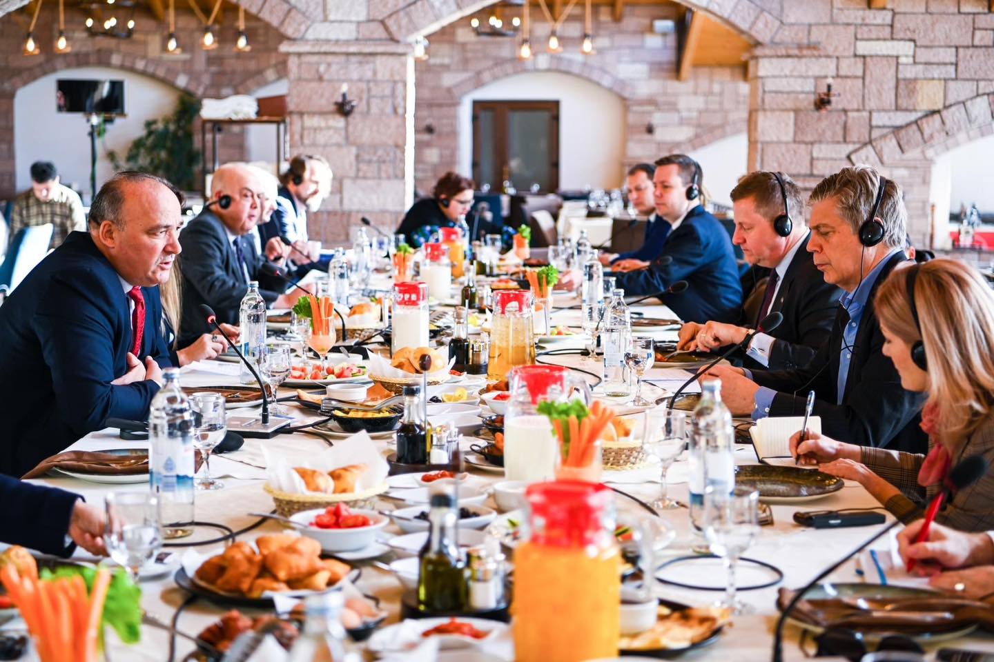 Kryetari Bulliqi zhvilloi takim me Ambasadorin e BE-së, Shefin e EULEX-it në Kosovë dhe ambasadorë të shteteve të BE-së