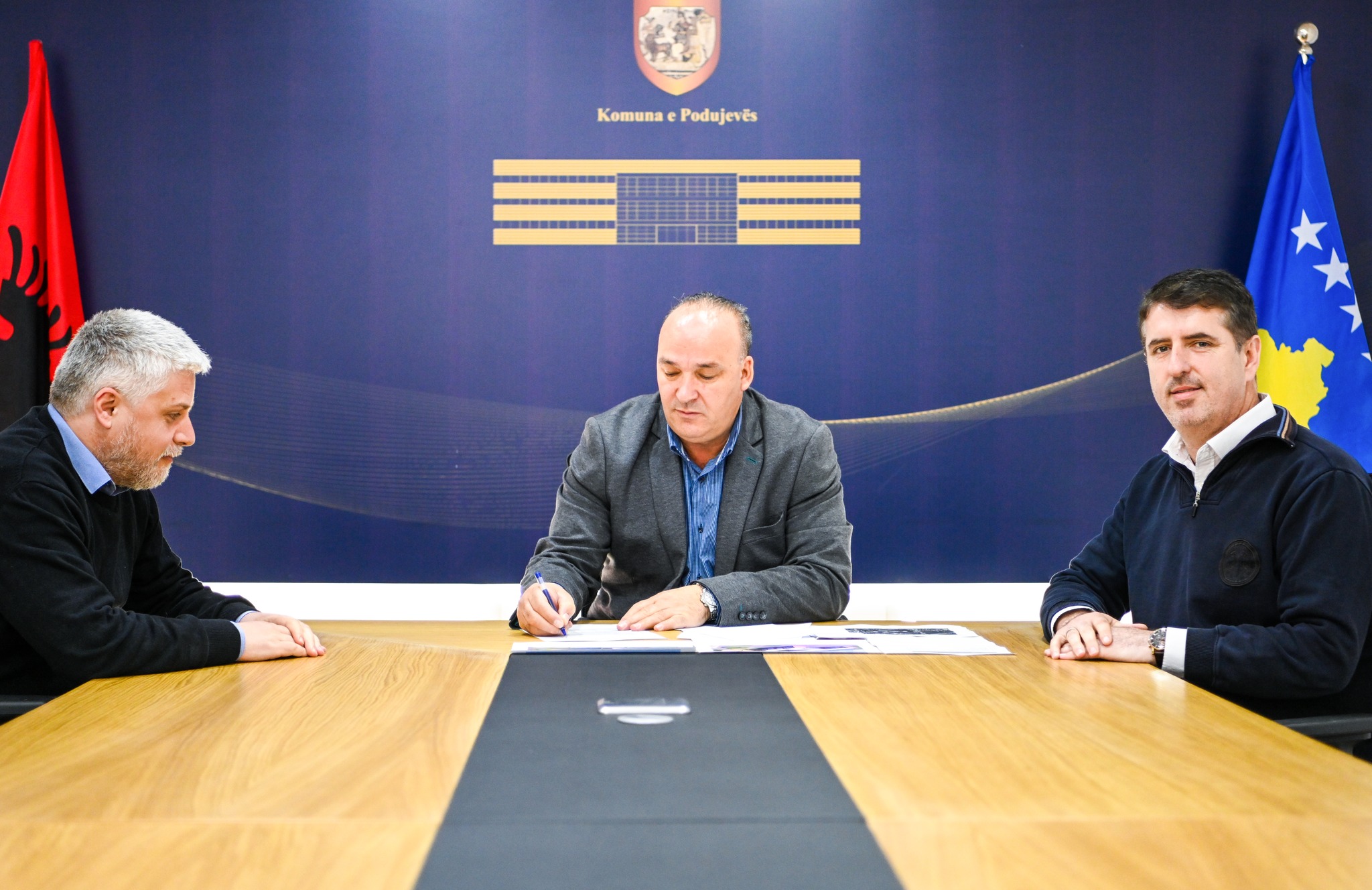 Bulliqi: Nënshkruan inicimin e procedurave për ndërtimin e Shkollës së Mesme Ekonomike “Isa Boletini” (Foto)