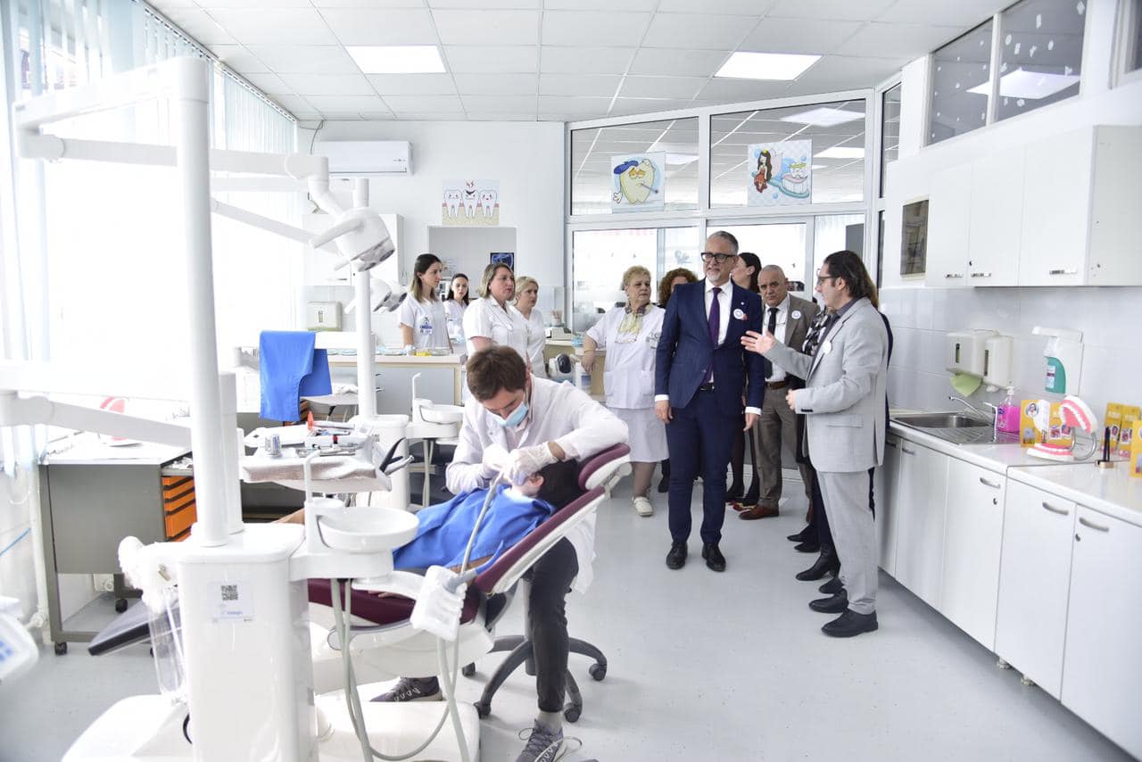 Dita Botërore e shëndetit oral, Arben Vitia viziton Klinikën Stomatologjike në QKUK