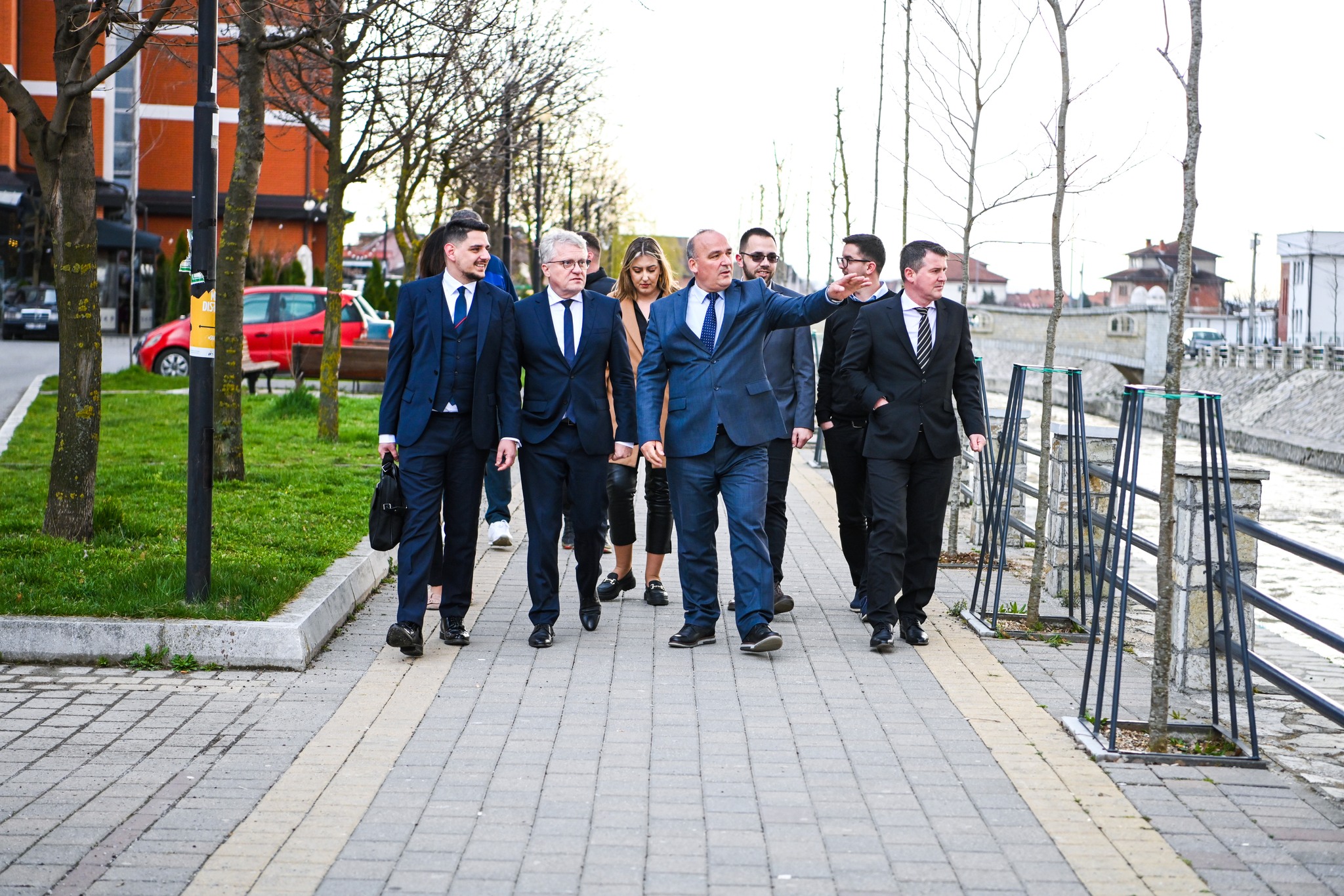 Kryetari i Lincit vizitoi Podujevën, dhuroi kamionë për mbeturina