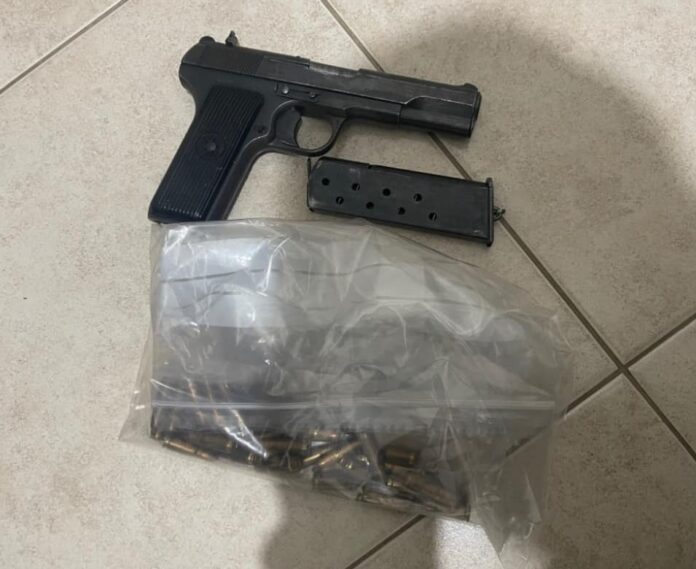 Kanosi me jetë bashkëshorten, i konfiskohet arma me 39 fishekë