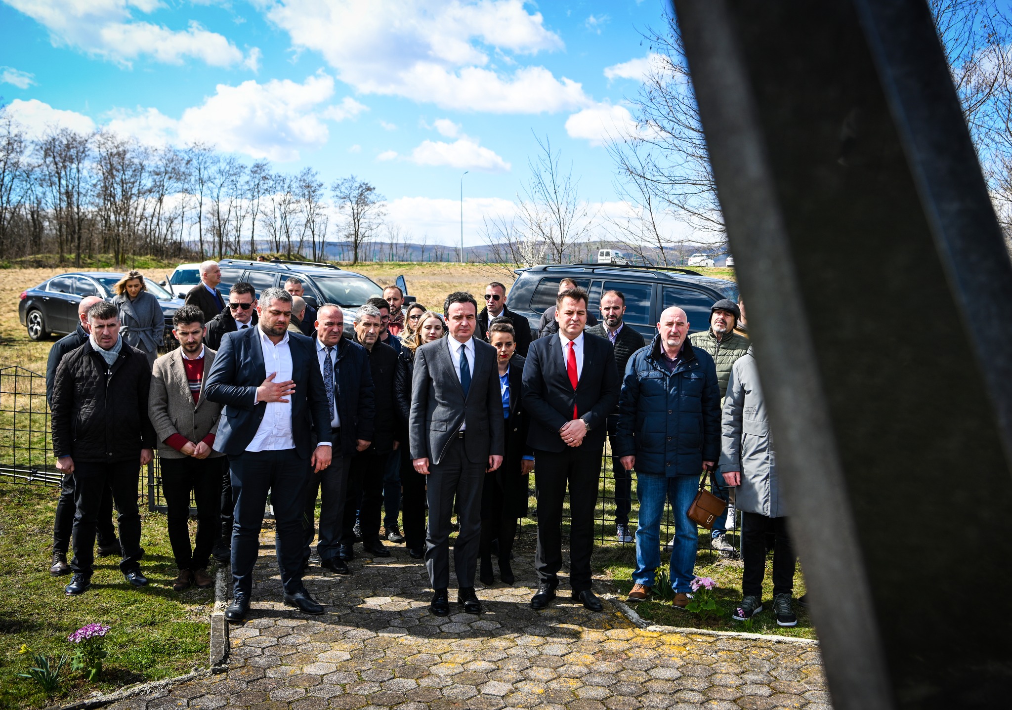 Kryetari Bulliqi së bashku me kryeministrin Albin Kurti, vizituan lapidarin e familjes Bugujevci