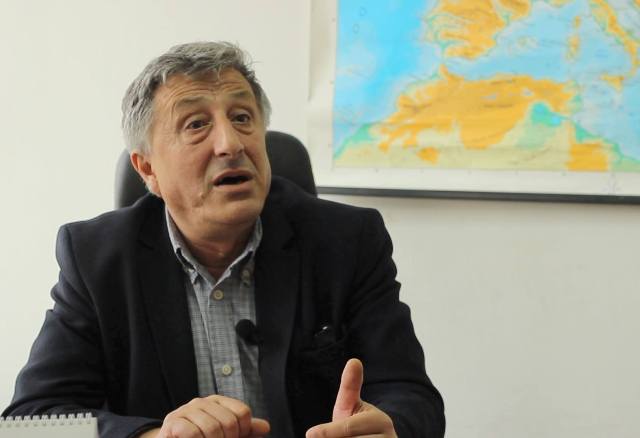 “S’do ta lejojmë kurrë, është nënçmim”, Rrahman Jasharaj kundër testimit të mësimdhënësve