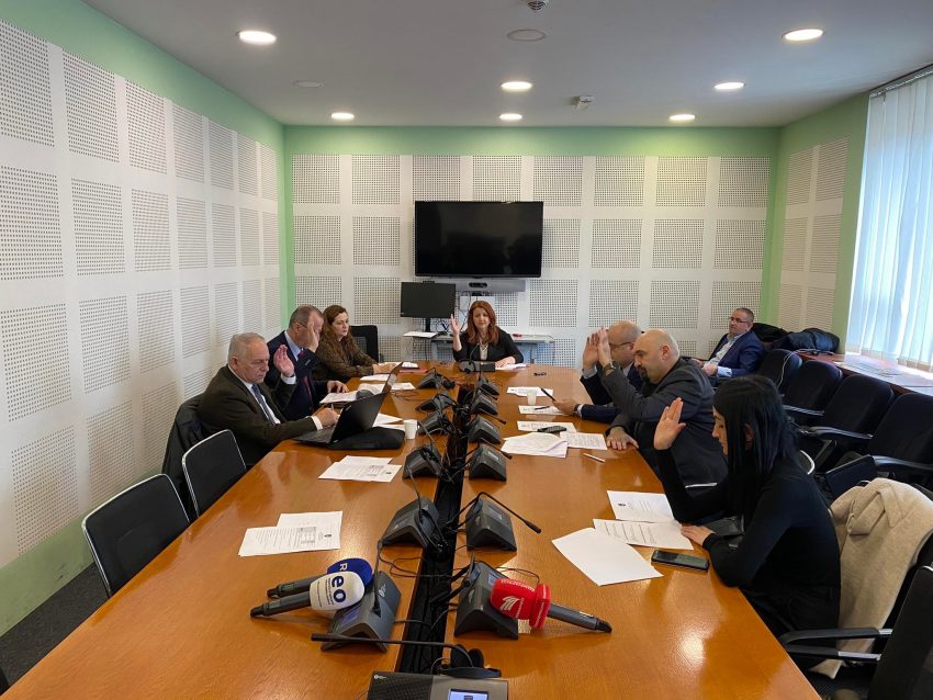 Përkundër ankesave të opozitës, Komisioni për Shëndetësi voton Projektligjin për çmimin e produkteve medicinale