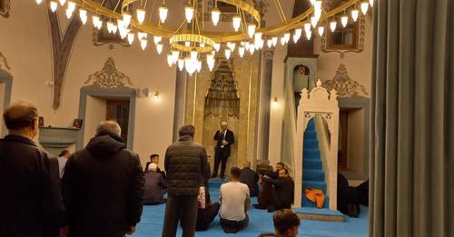 Në të gjitha xhamitë bëhet thirrje t’i bashkohen “Marshit për Drejtësi”