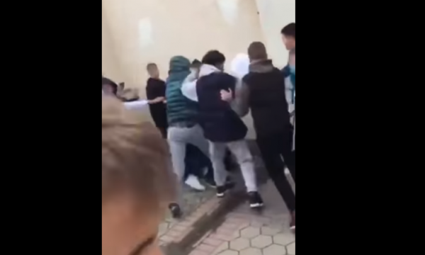Teksa një vajzë dhe një djalë rrahën në një shkollë, shokët këndojnë ‘’ ’O vjehrrës teme o…’’ (VIDEO)