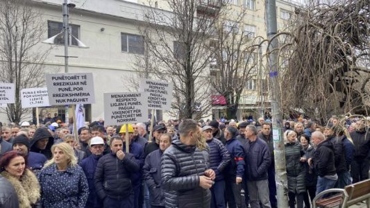 Punëtorët e KEK-ut protestojnë për rritjen e rrogave