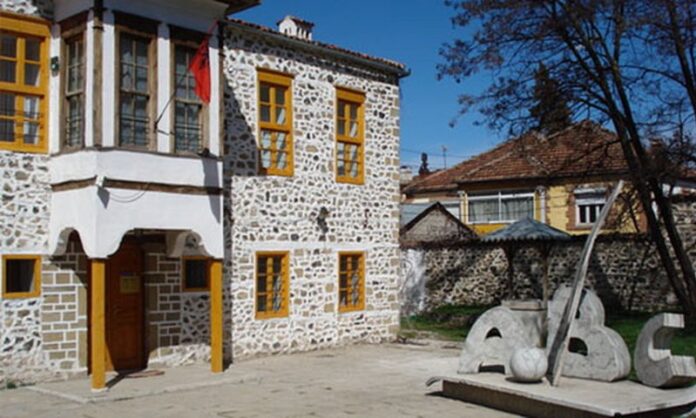 Studiuesi Gjergji: Një shkollë shqipe në Kosovë daton 300 vjet para mësonjëtores në Korçë