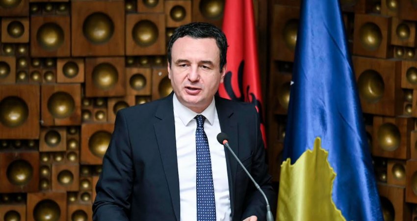 Kurti sot bën homazhe te pllaka përkujtimore për masakrën në lagjen ”Dardania” të Pejës