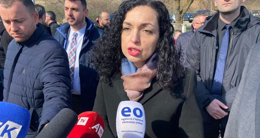 Krerët e shtetit bëjnë homazhe në Izbicë, Osmani thotë se liria erdhi shkaku i viktimave dhe luftës së drejtë të UÇK-së