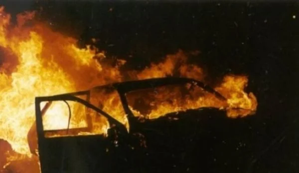 Digjen dy vetura me targa serbe në Leposaviq