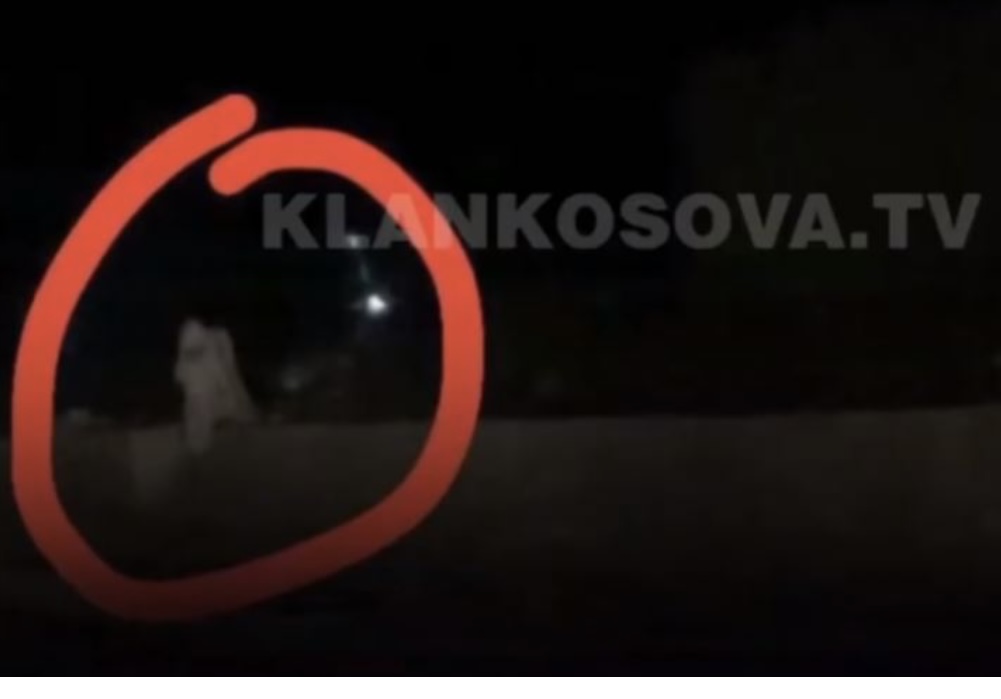 “Të mitur me probleme mendore” dilnin të veshur me të bardha në varreza