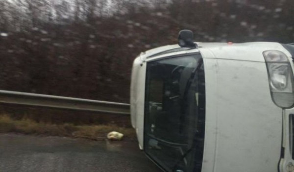 Vet-aksident në Gjilan, përplaset me murin e një shtëpie