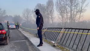 Fushë Kosovë/ Aksident i rëndë, vetura bie nga ura (Video)