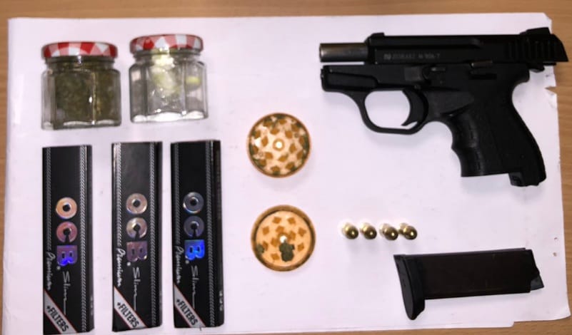 Policia kontrollon tre persona, u gjen armë, kanabis e kokainë