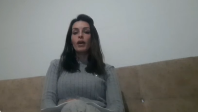 E mbijetuara e dhunës rrëfen përvojat e saj: Vëllai i ish-bashkëshortit ka tentuar të më shkelë me veturë, në krah kisha vajzën 1 vjeçare