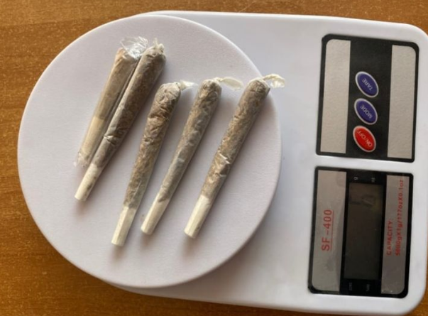 Shoqërohet në stacion policor një person në Lipjan, iu gjet sasi e narkotikut