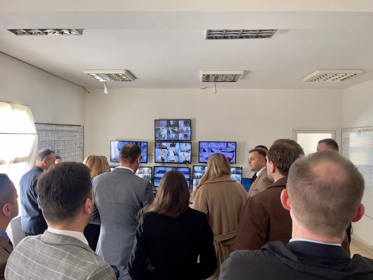 Danezët vizitojnë burgun në Gjilan, qelitë e së cilit pritet t’i marrin me qira