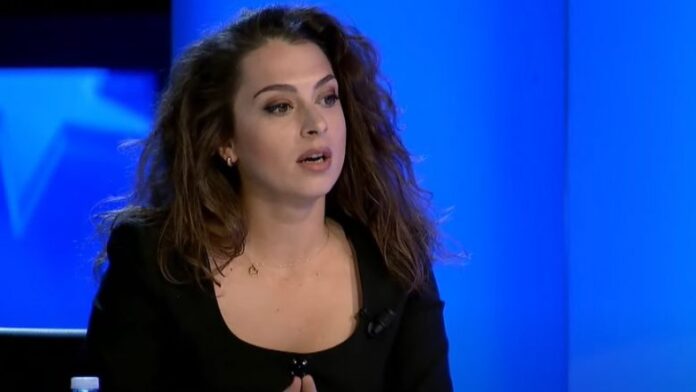 Deputetja e LDK-së, Doarsa Kica – Xhelili, i ka reaguar ministres së Drejtësisë, Albulena Haxhiu, duke thënë se ajo nuk ka të drejtë ta komentoj përmbajtjen e vendimeve gjyqësore, e aq më pak, sipas saj, të Gjykatës Kushtetuese kur i rrëzon vendimet e Haxhiut.  Kica – Xhelili, tha se as Gjykata Kushtetuese e as demokracia në Kosovë nuk janë krijuar falë ministres Haxhiu.  “Por, ajo është ministre e kësaj demokracie parlamentare dhe duhet OSE ta respektoj këtë demokraci, ose të zhvendoset në një shtet autokratik që përkon me ideologjinë e saj. Dhe kur ia kujtoni gjithë këto, ia kujtoni që është Rekomandim i Këshillit të Evropës që kjo ministre NUK GUXON të flas si flet e të veproj si vepron”, është shprehur Kica – Xheli.  Tutje, Kica – Xhelili tha se “i gjithë ky (ri)kujtim karshi saj do të jetë potencialisht i kotë.  “Kam provuar. Ia kam thënë të gjitha. Privatisht e publikisht. Sa herë kam bërë thirrje në këto rekomandime, këto standarde, e këto shtylla demokratike, ajo e ka kthyer në personale. Ajo, ose ata që i shërbejnë asaj. Kaq pres nga ajo. Kaq pres nga ata”, është shprehur ajo.  Kujtojmë se Gjykata Kushtetuese e ka rrëzuar Ligjin për Këshillin Prokurorial të Kosovës, ndërsa reagimi i Haxhiut ishte se Gjykata Kushtetuese është duke e sulmuar Kosovën.