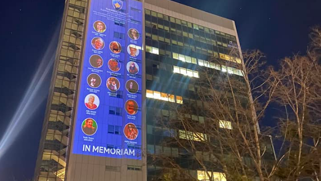 Ndërtesa e Qeverisë ndriçohet me foto të grave që ndërtuan historinë e vendit