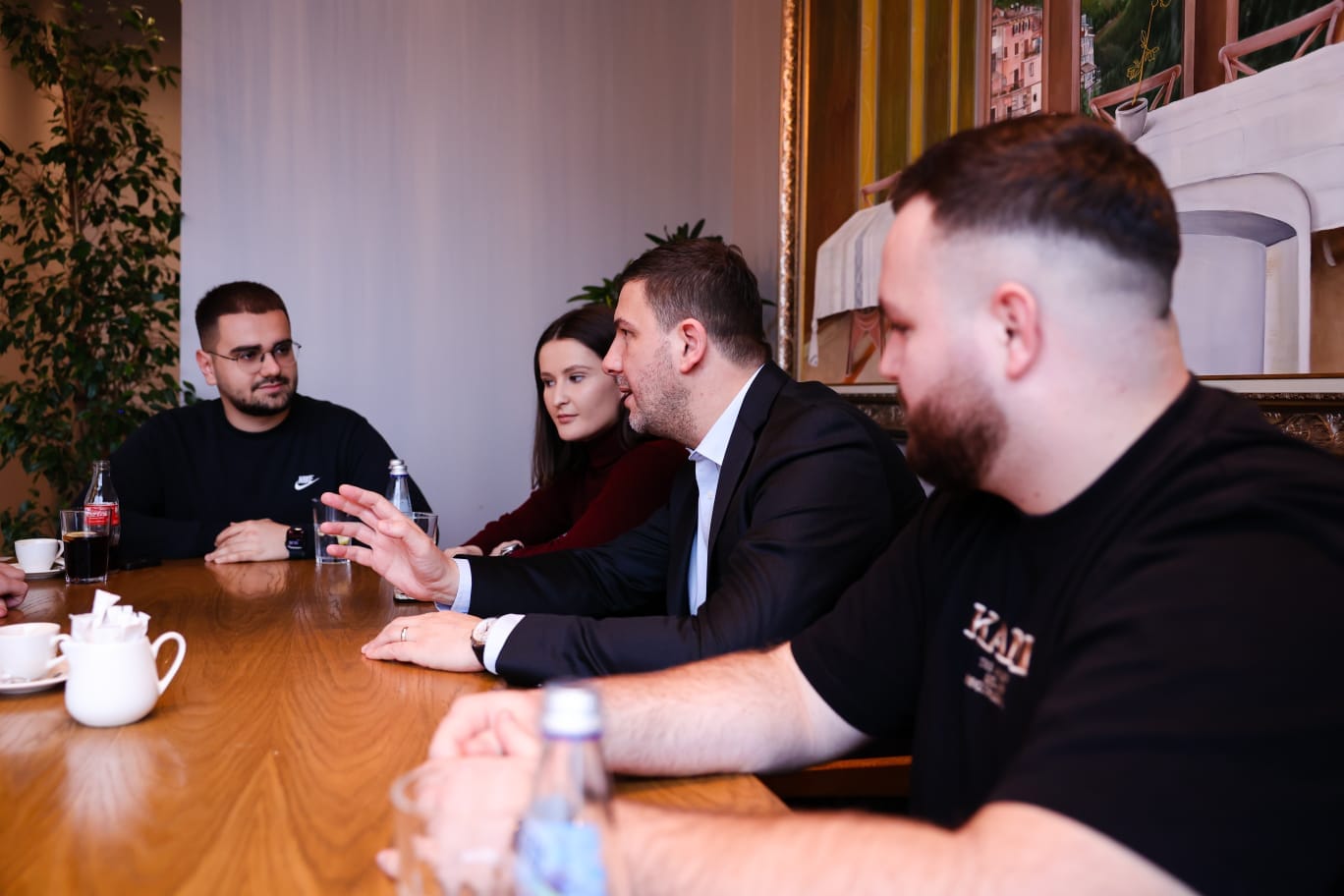 Krasniqi takon studentët e mjekësisë: E kanë humbur besimin në institucionet e Kosovës