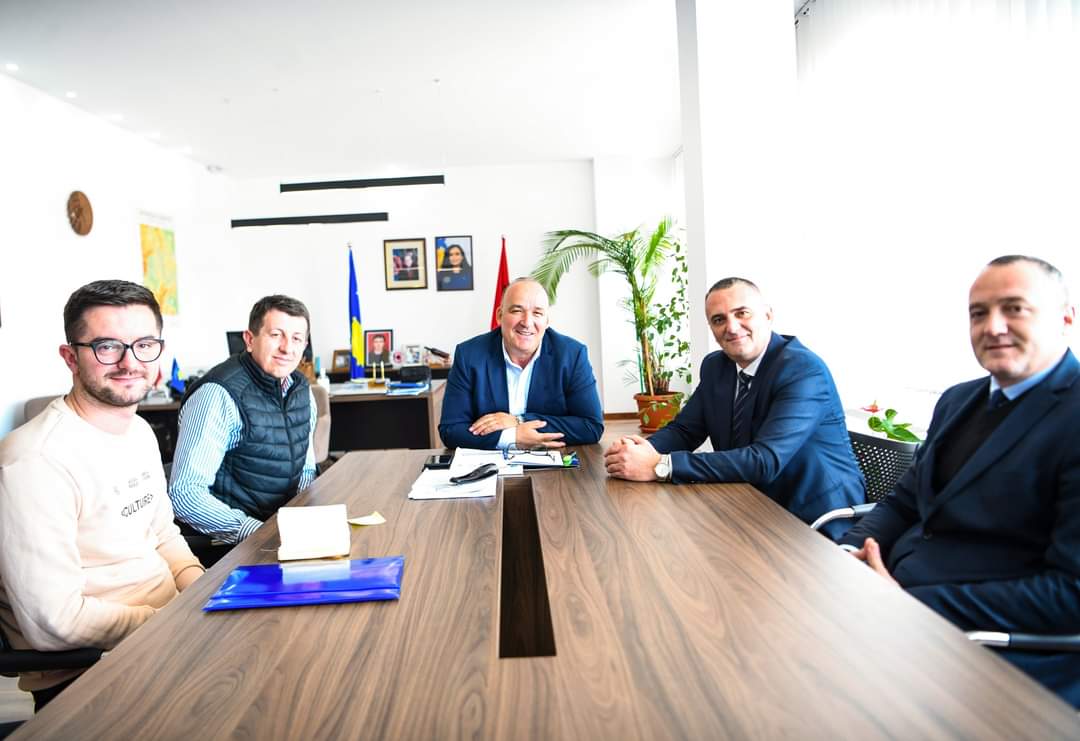 Kryetari Bulliqi priti në takim Zëvendësuesin e Drejtorit të Përgjithshëm të SHKK-së,Sami Gashi