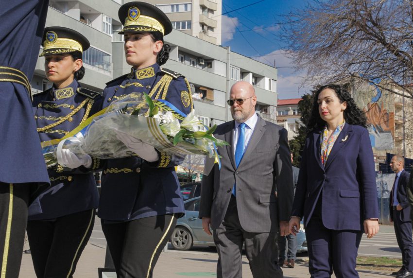 Hovenier: Albright ishte mike e vërtetë e Kosovës