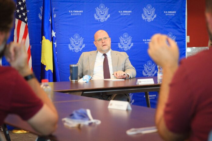 “Vet-menaxhimi i serbëve në Kosovë”, Hovenier komenton nenin 7 të marrëveshjes