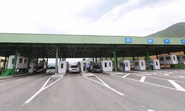 Tentoi të kalonte ilegalisht në Kosovë 18 sirianë, 20-vjeçari i shpëton policisë