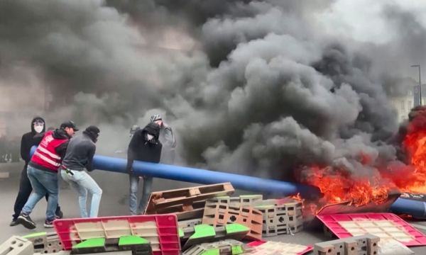 Francezët nuk heqin dorë nga të drejtat, tymi përfshin Parisin dhe qytetet kryesore