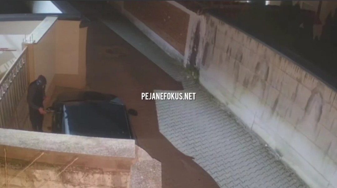HOXHËS NGA PEJA IA DJEGIN VETURËN PARA HYRJES SË SHTËPISË SË TIJ (VIDEO)