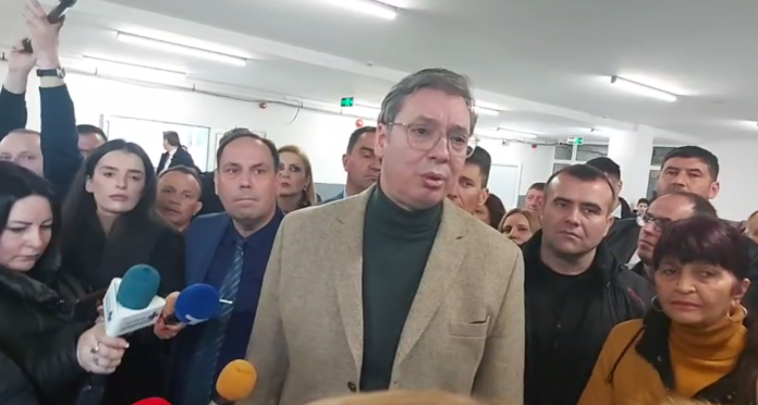 “Çfarë do të thotë kjo?”, Vuçiq nuk i përgjigjet gazetarit nga Lugina derisa ia përkthen në serbisht emrin e medias