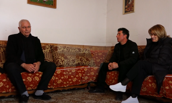 Mësuesi ritakohet me nxënësit e tij pas 32 vitesh në odën ku mbajti mësim