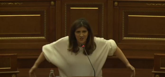 “Dreqi t’hangtë, s’e le asnjë qershi pa e hongër”, Kurti “shkrihet” duke qeshur me deklaratën e Ganimete Musliut