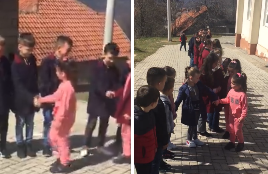 E dhimbshme: Dy vajzat e vogla përshëndeten me shokët e shoqet e klasës para se të lëshojnë Kosovën