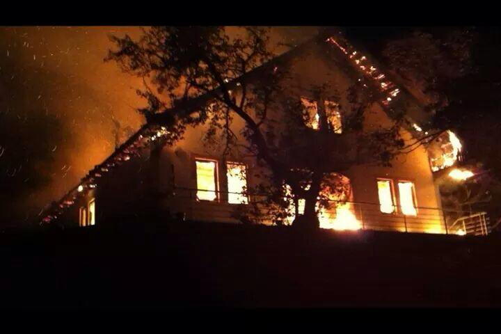 VIDEO/ Digjet një shtëpi, intervenojnë zjarrëfikësit