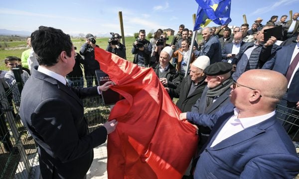 Kurti zbulon pllakën përkujtimore të Masakrës së Pastaselit bashkë me tre të mbijetuarit