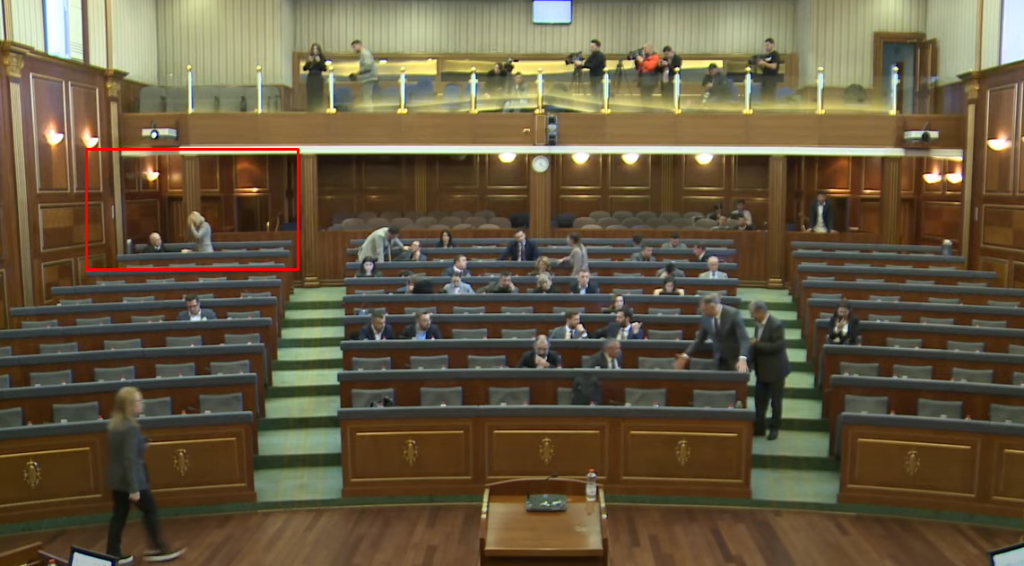 Fatmir Humolli nuk ulet me grupin parlamentar të VV-së, Kusari-Lila shkon të bisedojë me të