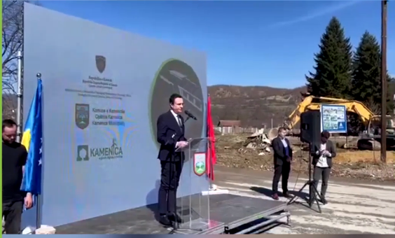 Kurti në Kamenicë e ndalë fjalimin kur nis ezani