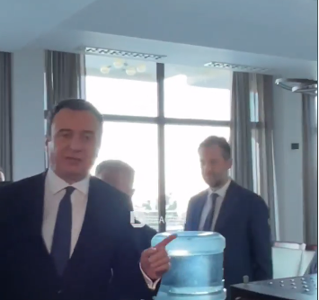 Kurti nuk pranon të flasë pas takimit pas takimit me kryetarin e BDI-së e Ministrin e Jashtëm maqedonas