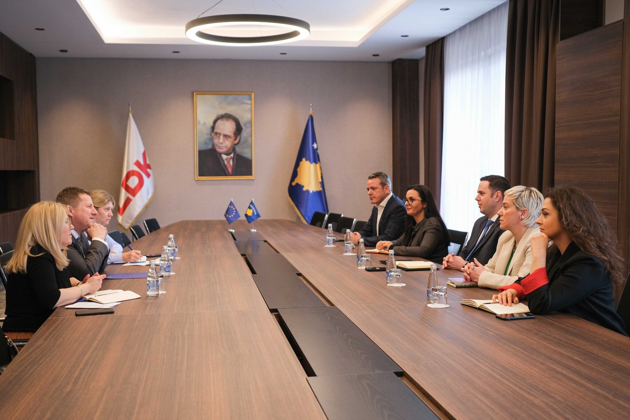 Shefi i BE-së takohet me Abdixhikun, flasin për mbështetjen e opozitës për zbatimin e marrëveshjes mes Kosovës dhe Serbisë