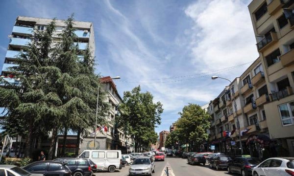 Mitrovicasi tenton ta vras gruan me një mjet të mprehtë, arrestohet nga policia