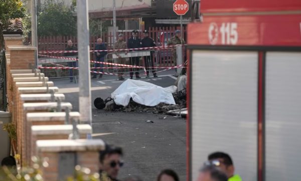 Përplasen dy avionë në Itali, pilotët humbin jetën