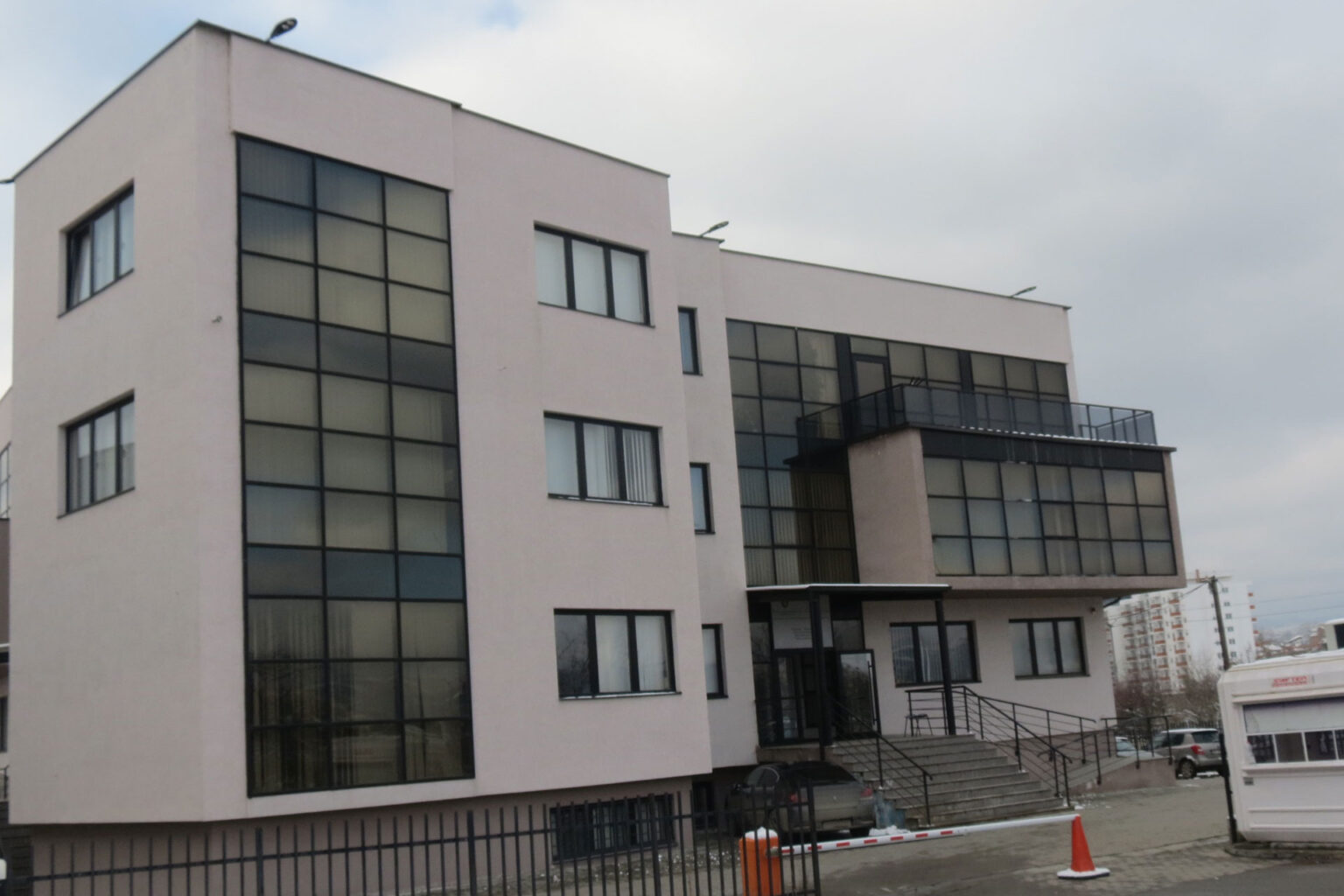 Falsifikoi dokumentin zyrtar të lëshuar nga Ministria e Mbrojtjes për aplikim në tender, ndalohet i dyshuari në Gjilan