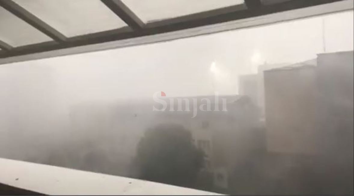 Stuhi e madhe shiu dhe erëra të fuqishme në Prishtinë (Video)