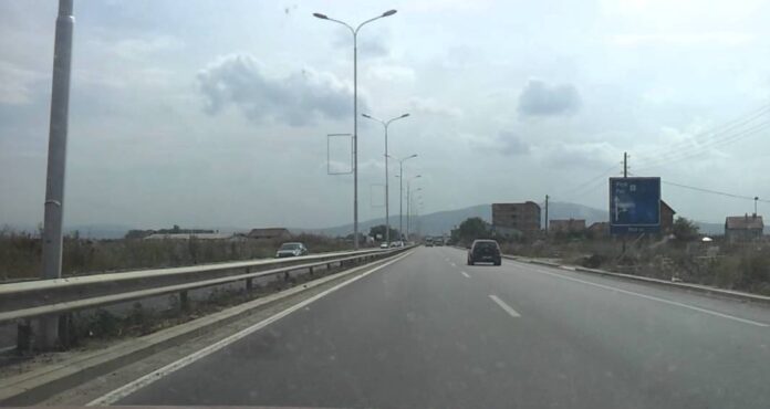 Si e pësoi familja nga Drenasi: U ndalën në rrugë për shkak të defektit në veturë, u vodhën nga hajdutët